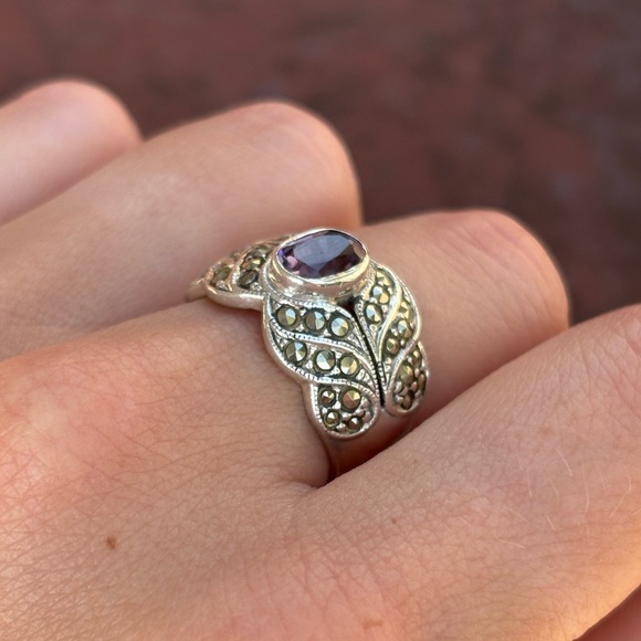 Vintage Amethyst & Marcasite Sterling Silver Ring - Picture 4 of 9
